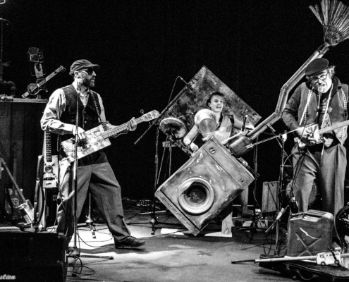 Le groupe de blues rock Personal Box avec leurs instruments originaux sur scène.