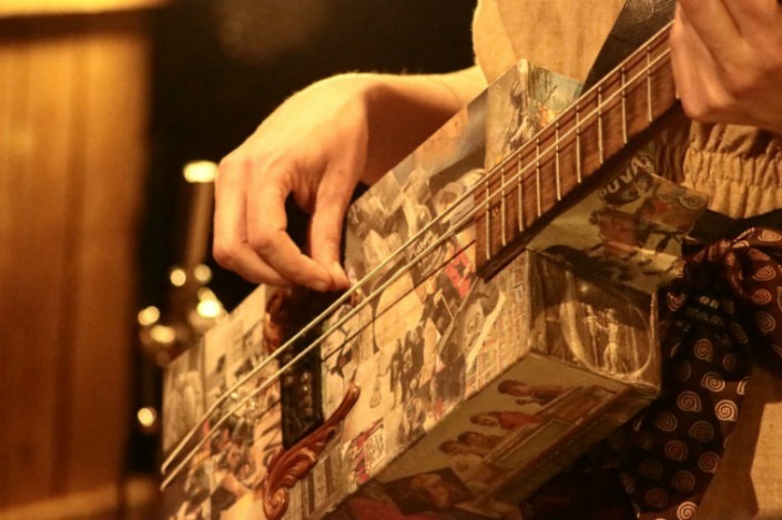 La guitare du groupe de blues rock Personal Box avec leurs instruments originaux sur scène.