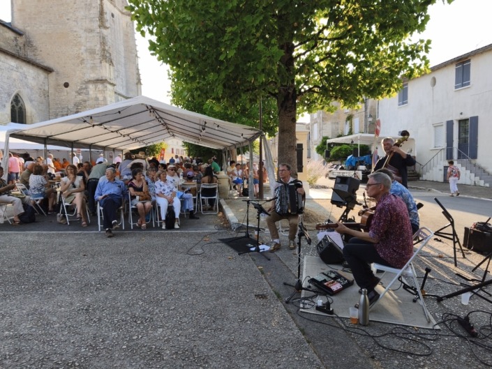 Anouman Swing Quartet en juillet 2026 Anouman Swing Quartet, quartet de swing manouche composé de deux guitaristes, un contrebassiste et un accordéoniste jouant sur la place de l'église à Magné dans les Deux-Sèvres dans le cadre du festival international de peinture en juillet 2026 devant le public.