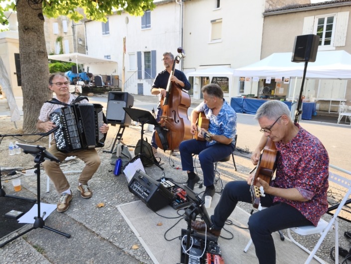 Anouman Swing Quartet en juillet 2026 Anouman Swing Quartet, quartet de swing manouche composé de deux guitaristes, un contrebassiste et un accordéoniste jouant sur la place de l'église à Magné dans les Deux-Sèvres dans le cadre du festival international de peinture en juillet 2026.