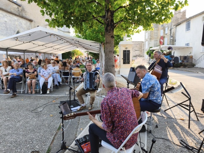 Anouman Swing Quartet en juillet 2026 Anouman Swing Quartet, quartet de swing manouche composé de deux guitaristes, un contrebassiste et un accordéoniste jouant sur la place de l'église à Magné dans les Deux-Sèvres dans le cadre du festival international de peinture en juillet 2026.