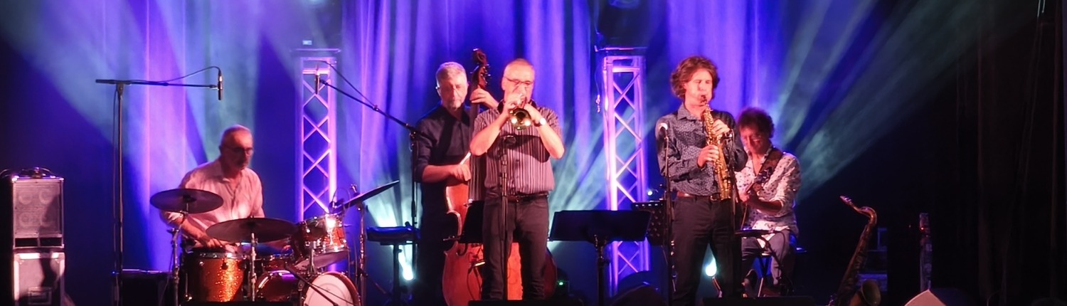 Nous c'est New, quintet jazz New Orleans sur scène.