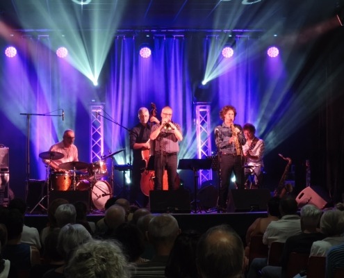 Nous c'est New, quintet jazz New Orleans sur scène.
