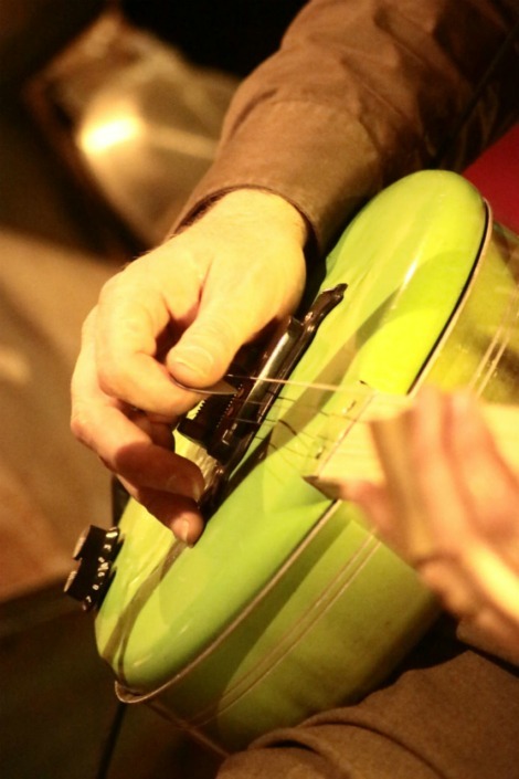 La guitare du groupe de blues rock Personal Box avec leurs instruments originaux sur scène.