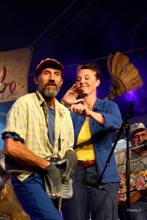 Deux artistes du groupe de blues rock Personal Box avec leurs instruments originaux.