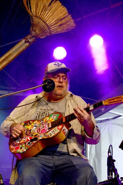Un artiste du groupe de blues rock Personal Box avec leurs instruments originaux.
