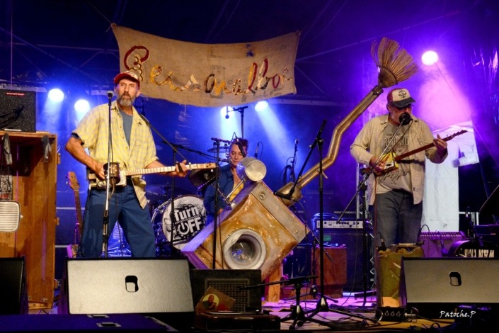 Le groupe de blues rock Personal Box avec leurs instruments originaux sur scène.