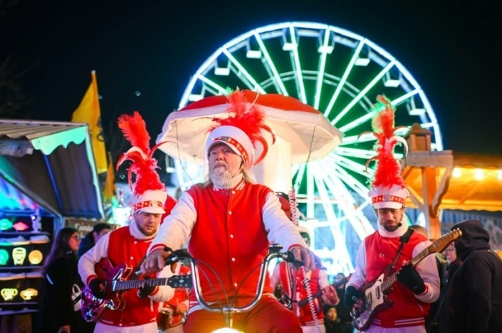 Le tricycle des Chaussettes Rouges devant la grande roue.
