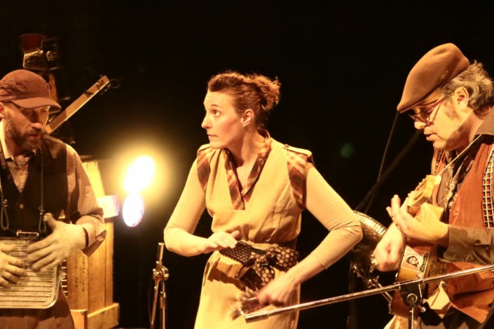 Le groupe de blues rock Personal Box avec leurs instruments originaux sur scène.
