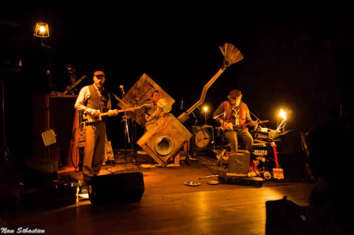 Le groupe de blues rock Personal Box avec leurs instruments originaux sur scène.