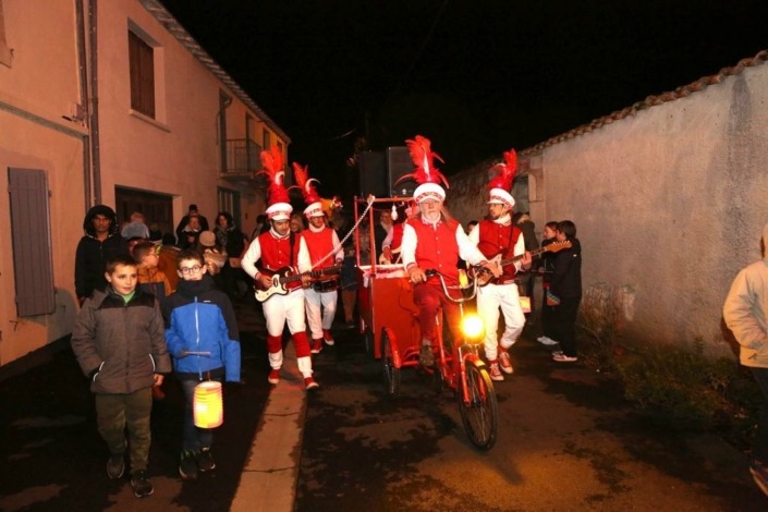 Déambulation en musique des années 60 dans les rues des Chaussettes Rouges et leur tricycle lumineux.