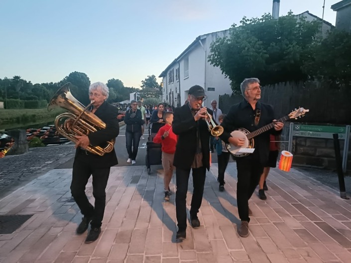 Nous c'est New en trio déambulant sur les quais de Coulon (79) en jouant leur musique.