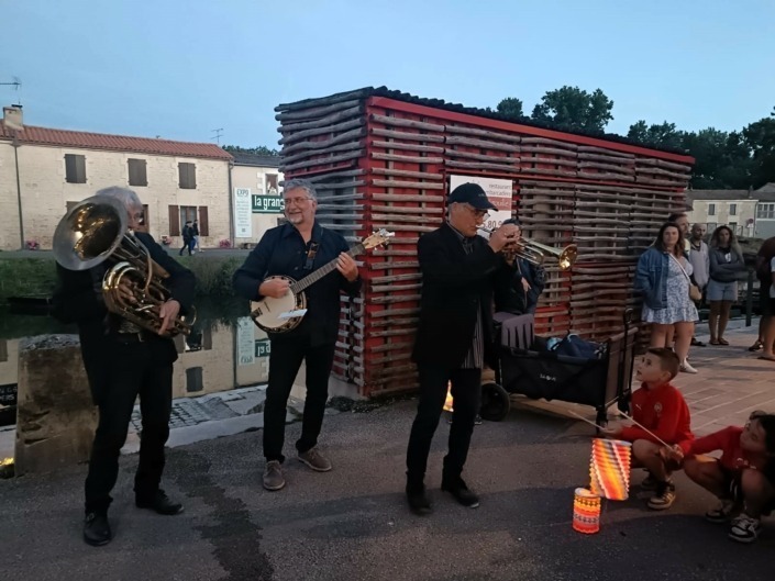 Nous c'est New en trio déambulant sur les quais de Coulon (79) en jouant leur musique.