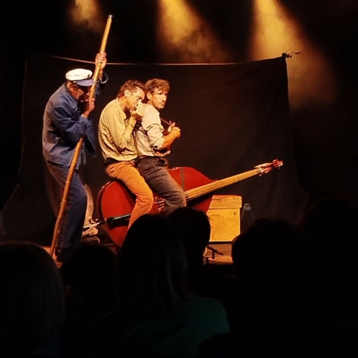 Capitaine Pigouille, spectacle jeune public avec musique et marionnettes.