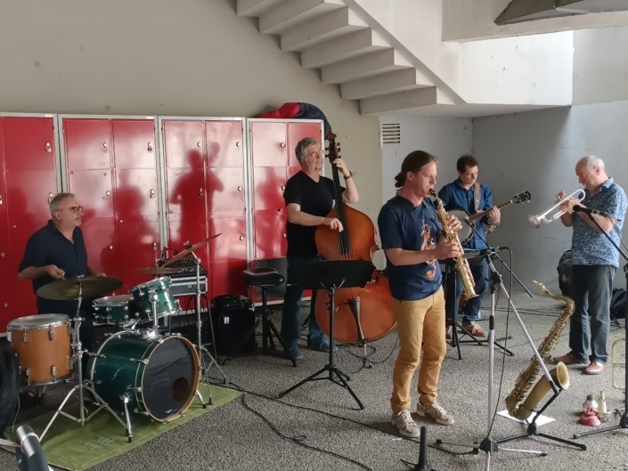Le quintet Nous c'est New jouant leur musique sous le préau du collège Denfert Rochereau de Saint-Maixent l'école (79).