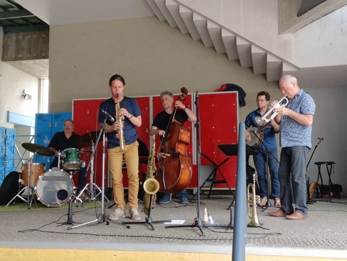 Le quintet Nous c'est New jouant leur musique sous le préau du collège Denfert Rochereau de Saint-Maixent l'école (79).