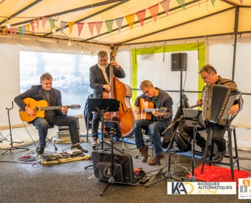 Anouman Swing Quartet en concert sous un tivoli jouant leurs morceaux de swing manouche.