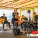 Anouman Swing Quartet en concert sous un tivoli jouant leurs morceaux de swing manouche.