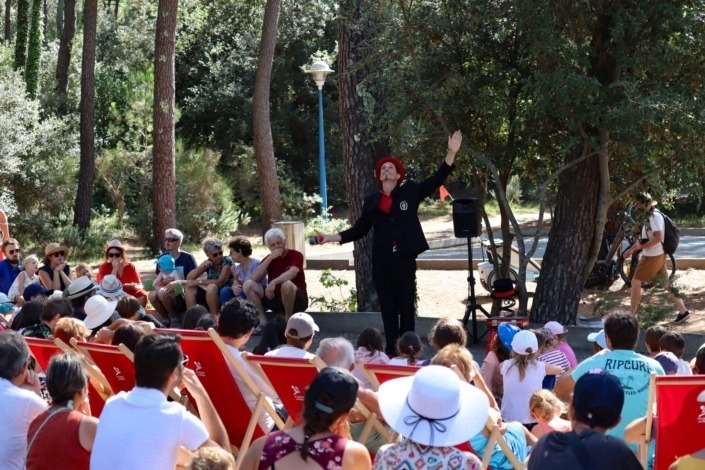 Gustave, jongleur à deux balles devant son public.