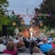 Orchestre de salsa sur scène avec du public.