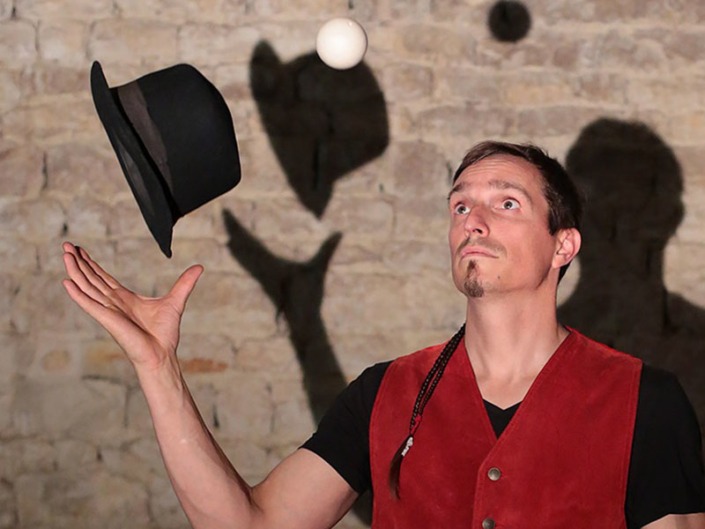 Gustave jongleur à deux balles.