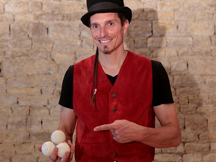 Gustave jongleur à deux balles.