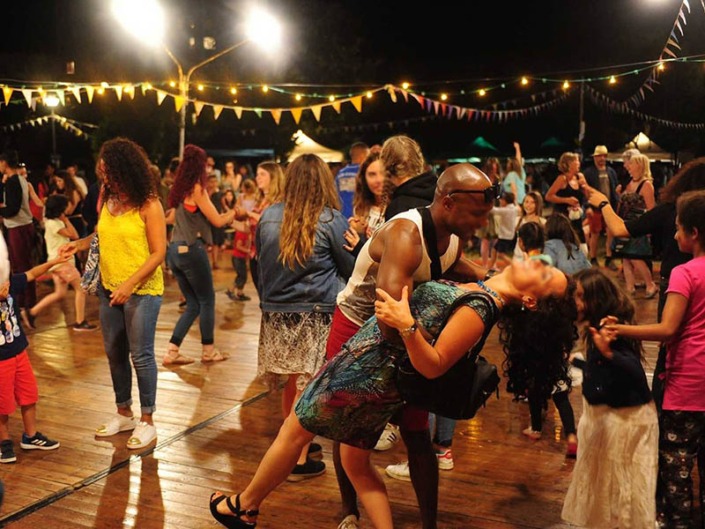 DJ Zoreil avec son public sur la piste de danse.