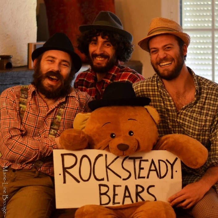 Les 3 musiciens et l'ours du groupe Rocksteady Bears posent.