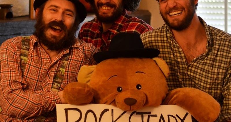 Les 3 musiciens et l'ours du groupe Rocksteady Bears posent.