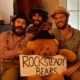 Les 3 musiciens et l'ours du groupe Rocksteady Bears posent.