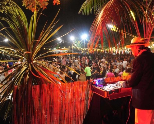 DJ Zoreil avec son public sur la piste de danse diffusant de la musique du monde.