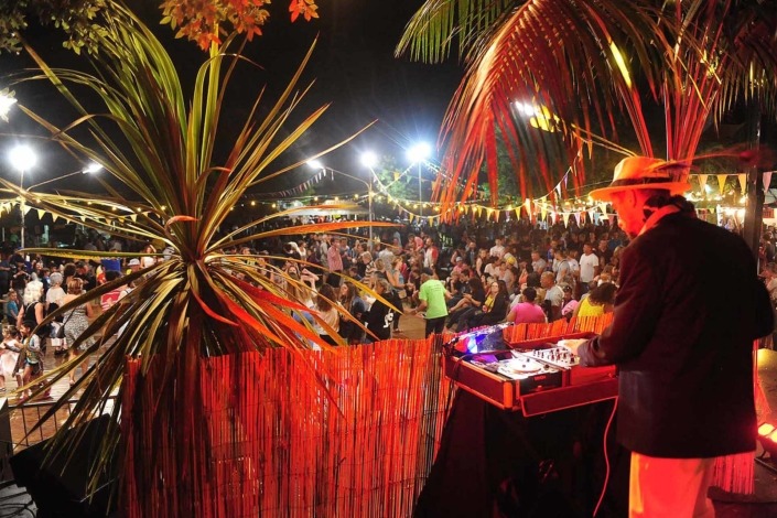 DJ Zoreil avec son public sur la piste de danse diffusant de la musique du monde.