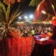 DJ Zoreil avec son public sur la piste de danse diffusant de la musique du monde.