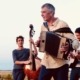 Le trio Per Caso jouant en extérieur des chansons françaises.