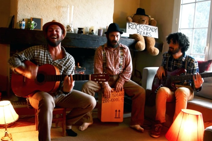 Les 3 musiciens et l'ours du groupe Rocksteady Bears posent.