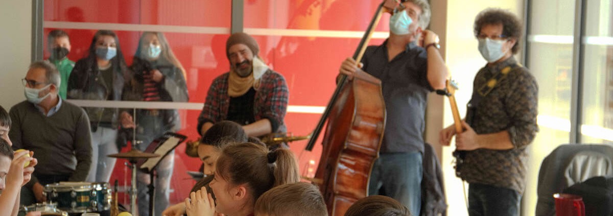 Les musiciens de PhilM Quartet jouet leur jazz au self.