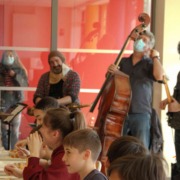 Les musiciens de PhilM Quartet jouet leur jazz au self.
