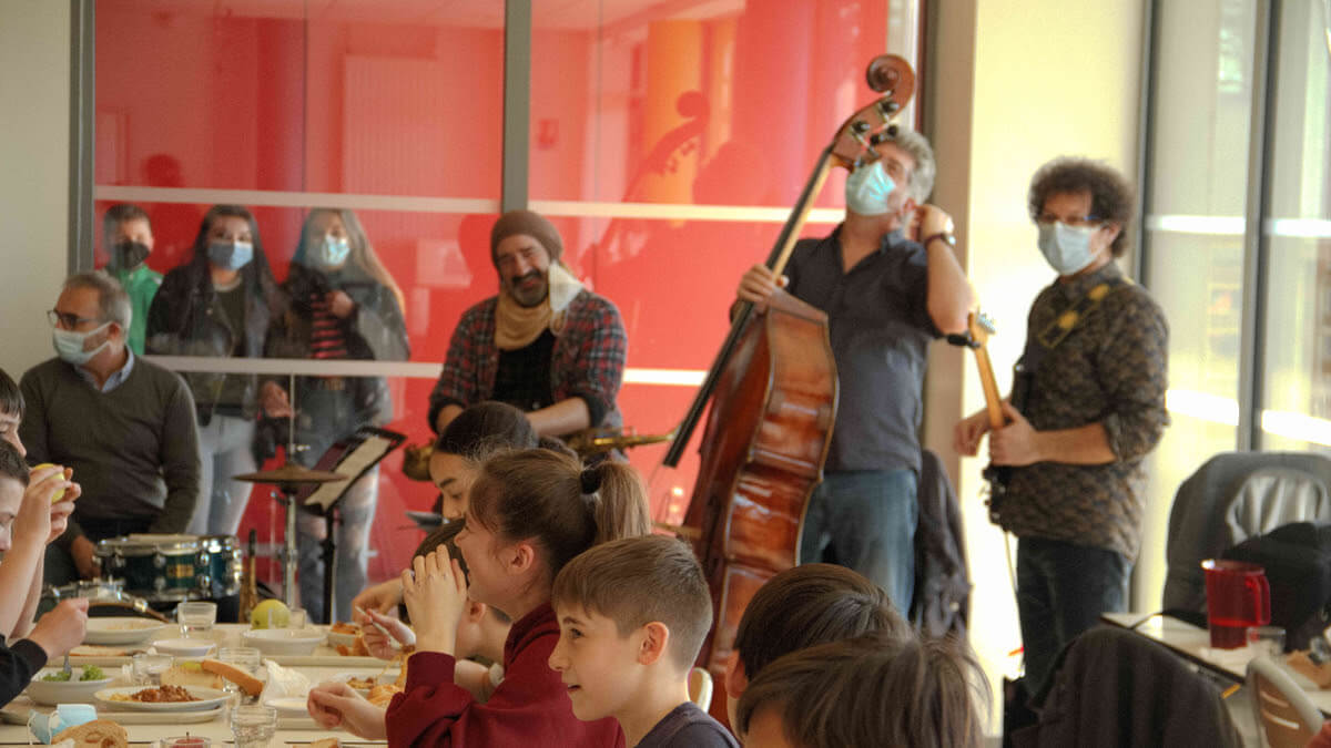 Les musiciens de PhilM Quartet jouet leur jazz au self.