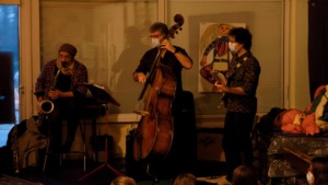 Les musiciens de PhilM Quartet jouent pour l'école de Saint-Symphorien.