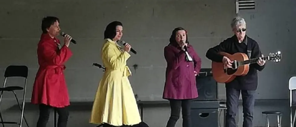 Les Salt Pin-Up's, 3 chanteuses de jazz vocal et 1 guitariste sous un préau.