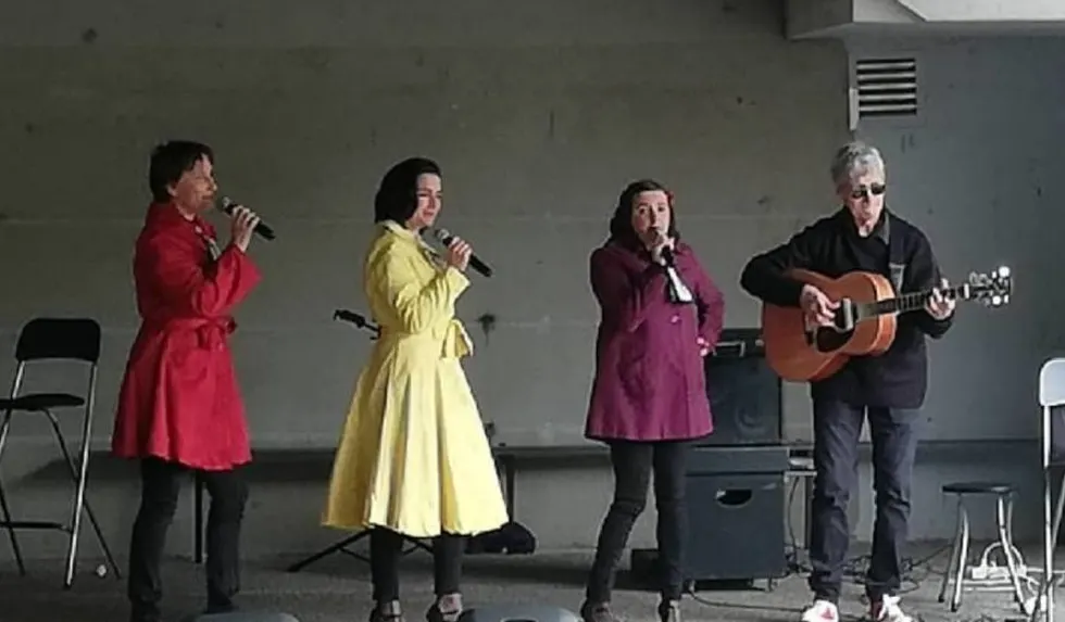 Les Salt Pin-Up's, 3 chanteuses de jazz vocal et 1 guitariste sous un préau.