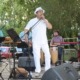 Le groupe de salsa Pacho Combo en concert sur scène en extérieur.