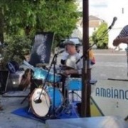 Les 3 Zèbres en concert sur la place de l'église de Magné (79).