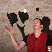 Hughes Jouët-Pastré, jongleur dans le spectacle Gustave, jongleur à deux balles.