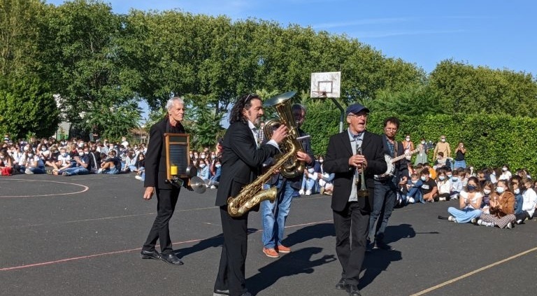Le quintet Nous c'est New jouant leur musique dans la cour du collège Henri Martineau de Coulonges-sur-l'Autize (79).
