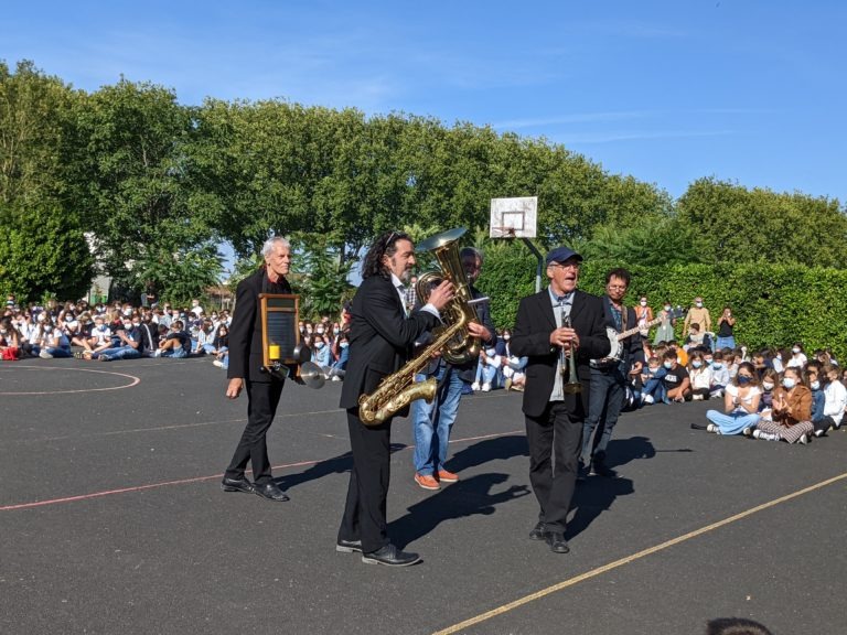Le quintet Nous c'est New jouant leur musique dans la cour du collège Henri Martineau de Coulonges-sur-l'Autize (79).