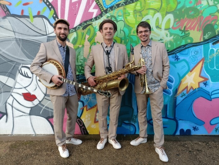 Le trio Lil'Brass Band accompagne l'arrivée du Père Noël pour la Mairie de Niort tout en jouant leur répertoire musical.