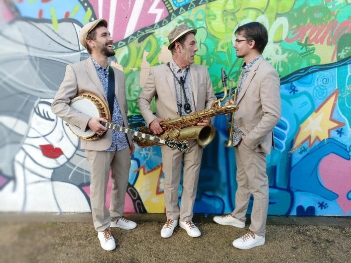 Le trio Lil'Brass Band accompagne l'arrivée du Père Noël pour la Mairie de Niort tout en jouant leur répertoire musical.