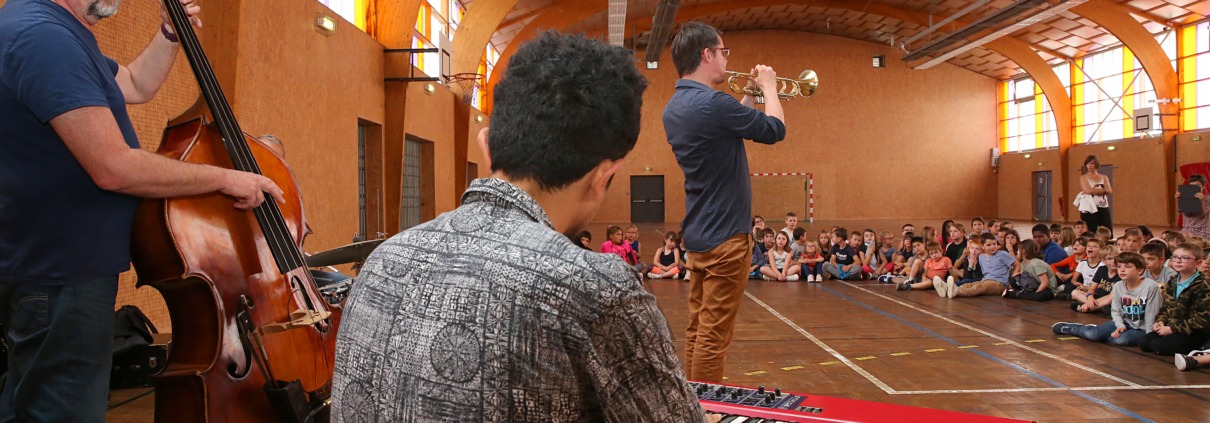 Présentation de l'équipe pédagogique et des instruments de musique aux enfants de l'école de Prahecq.