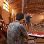 Présentation de l'équipe pédagogique et des instruments de musique aux enfants de l'école de Prahecq.